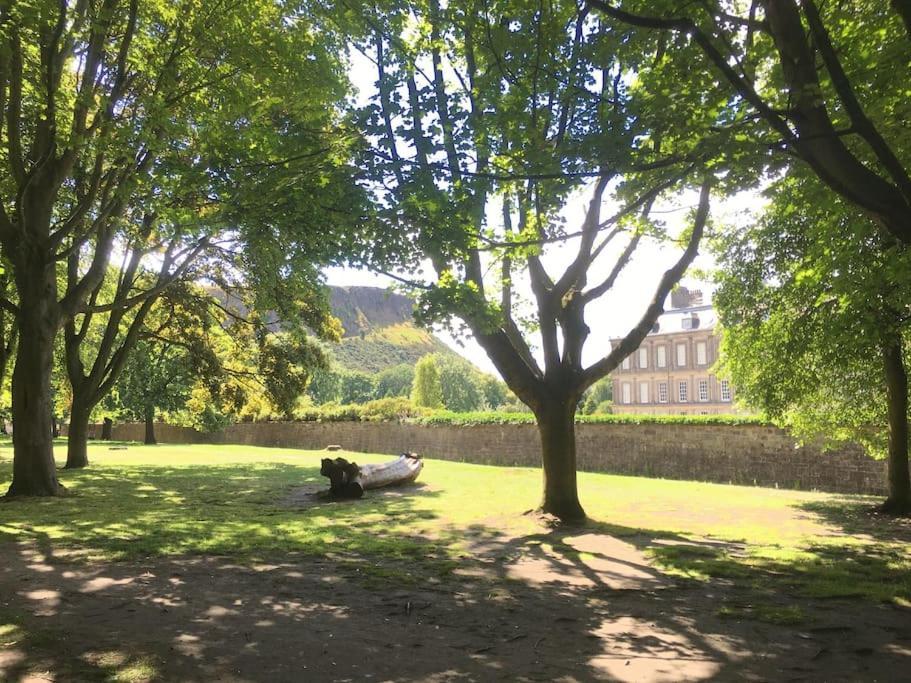エディンバラHolyrood Park: Lush & Arty 2 Double Bed Flatアパートメント エクステリア 写真