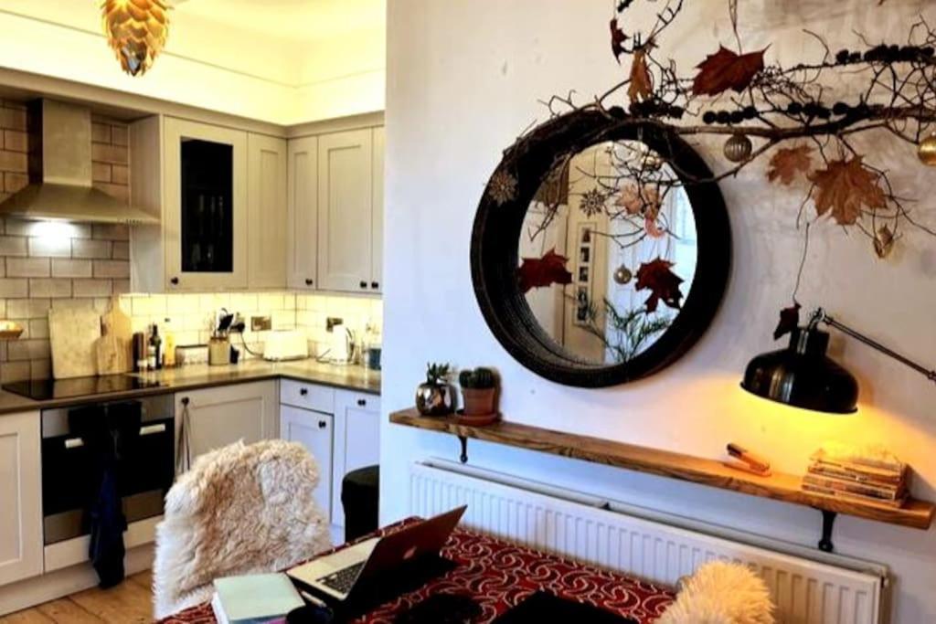 エディンバラHolyrood Park: Lush & Arty 2 Double Bed Flatアパートメント エクステリア 写真
