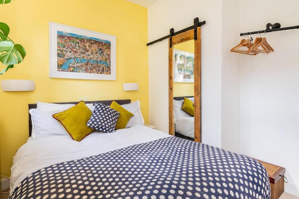 エディンバラHolyrood Park: Lush & Arty 2 Double Bed Flatアパートメント エクステリア 写真