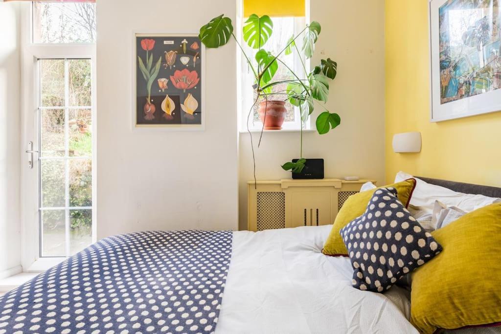 エディンバラHolyrood Park: Lush & Arty 2 Double Bed Flatアパートメント エクステリア 写真